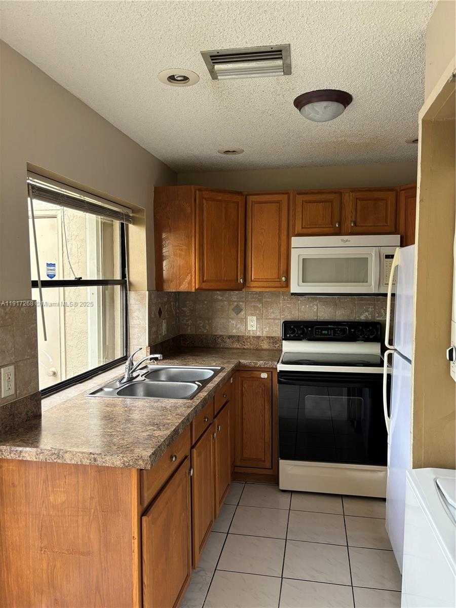 Small Image of 6547 NORTH WEST 170TH TER, Hialeah Number 14