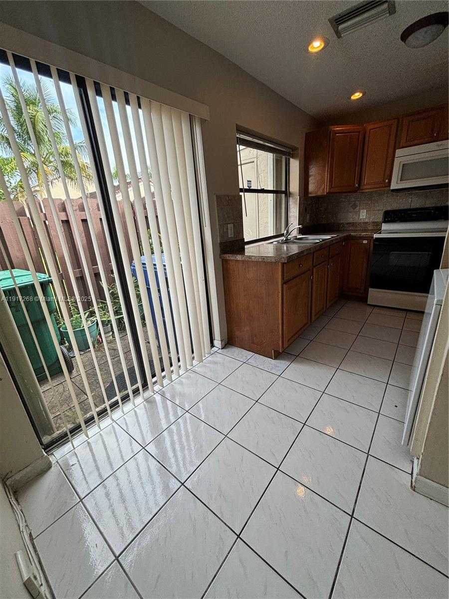 Small Image of 6547 NORTH WEST 170TH TER, Hialeah Number 17