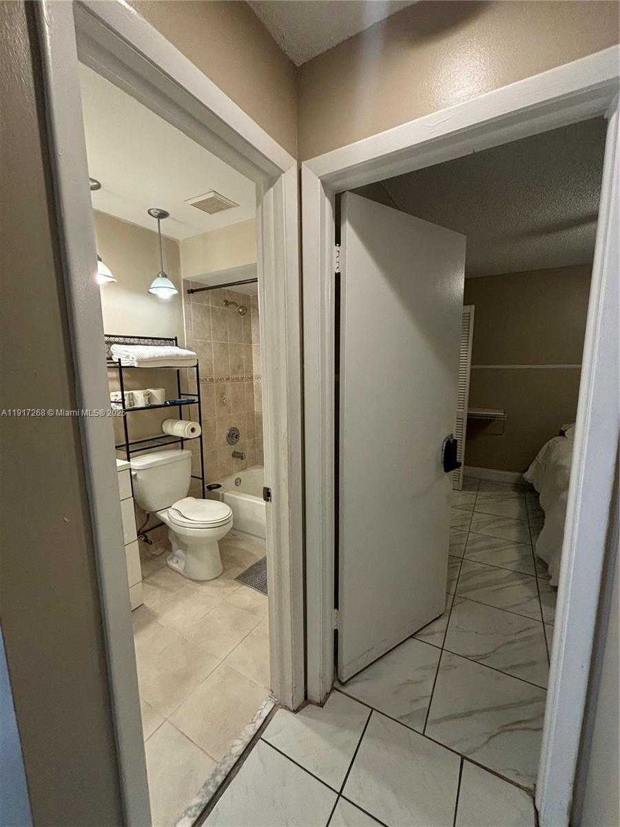 Small Image of 6547 NORTH WEST 170TH TER, Hialeah Number 18