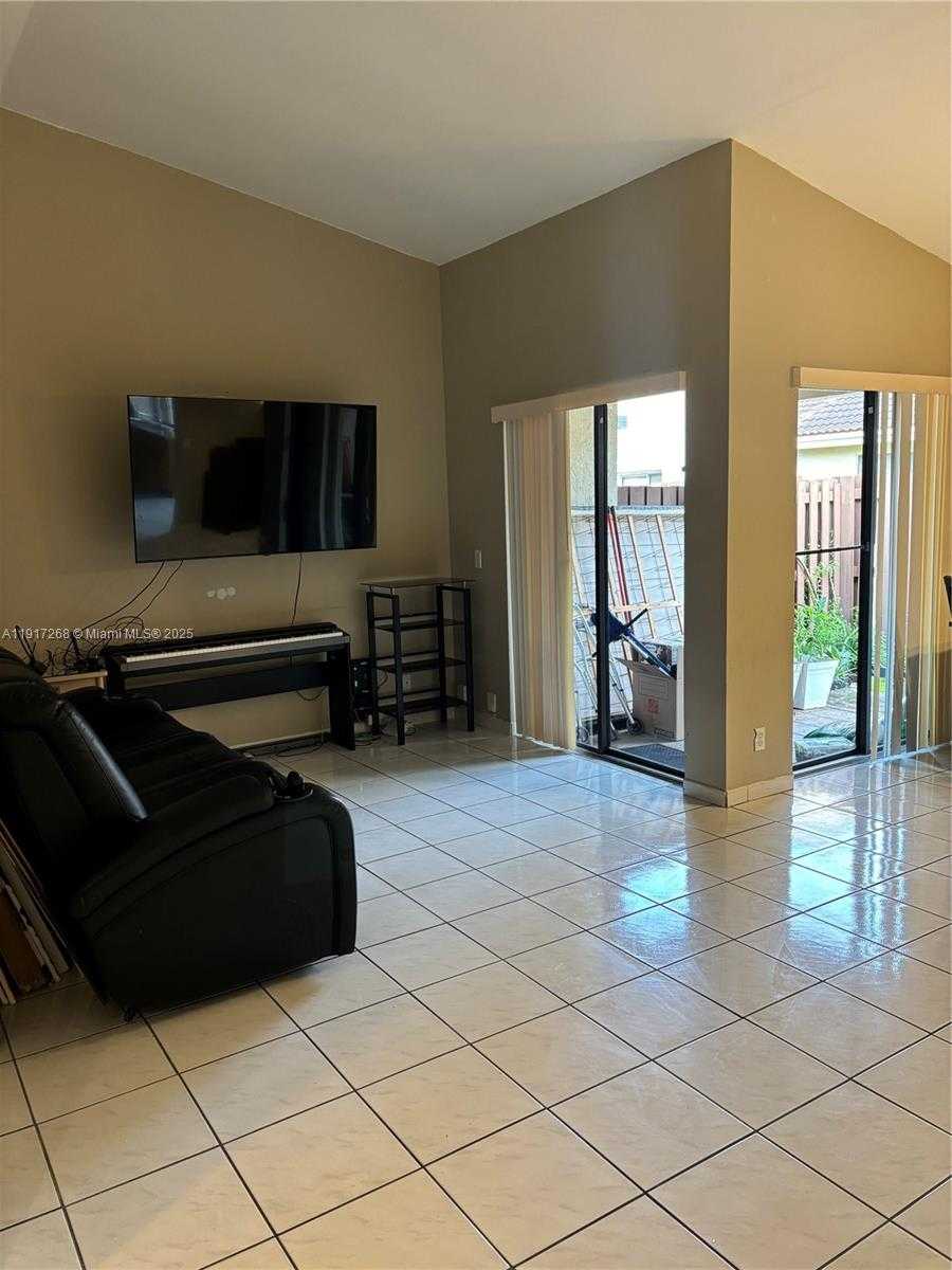 Small Image of 6547 NORTH WEST 170TH TER, Hialeah Number 3