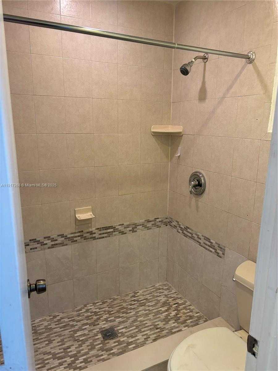 Small Image of 6547 NORTH WEST 170TH TER, Hialeah Number 30