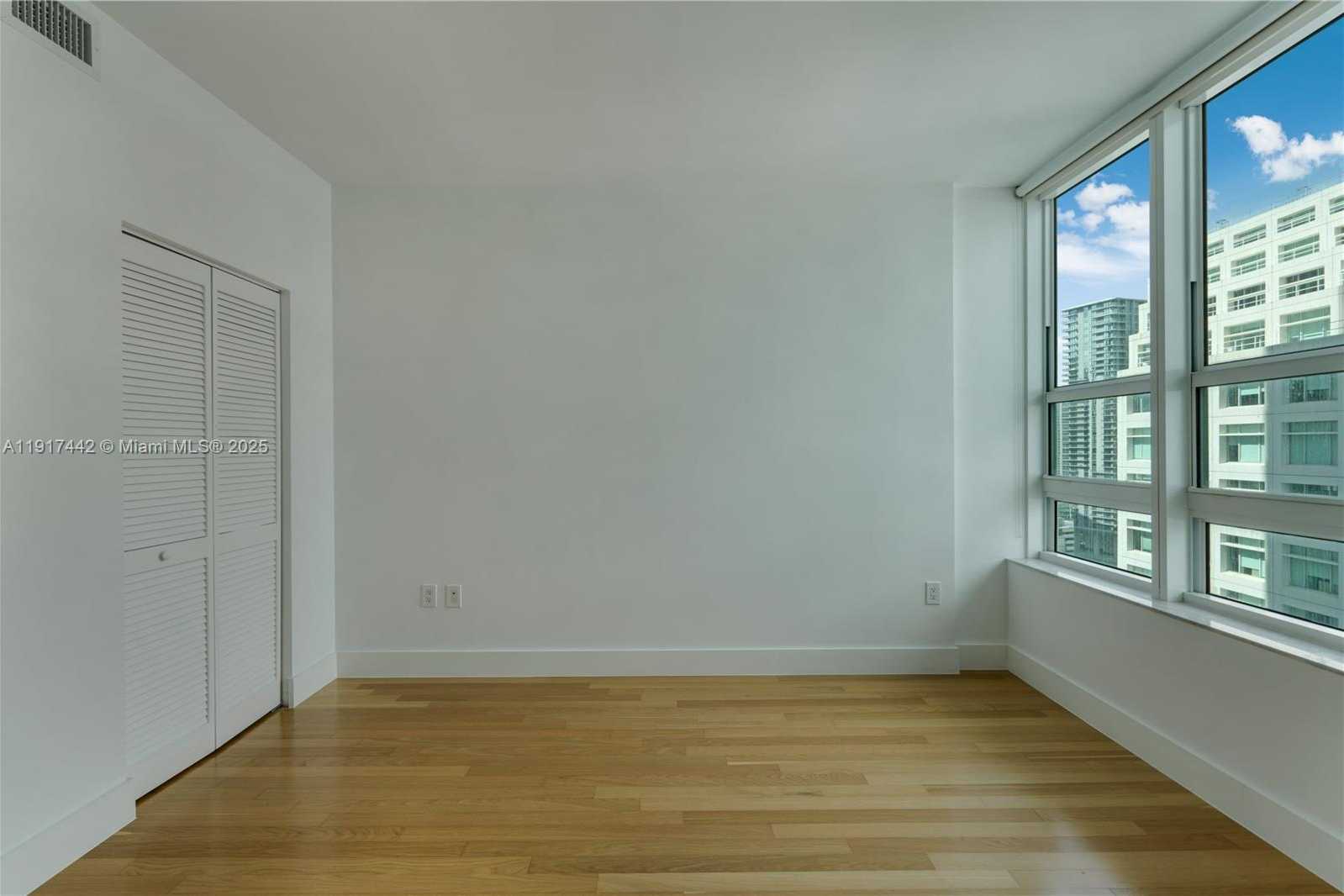 Small Image of 950 BRICKELL BAY DR #3008, Miami Number 18