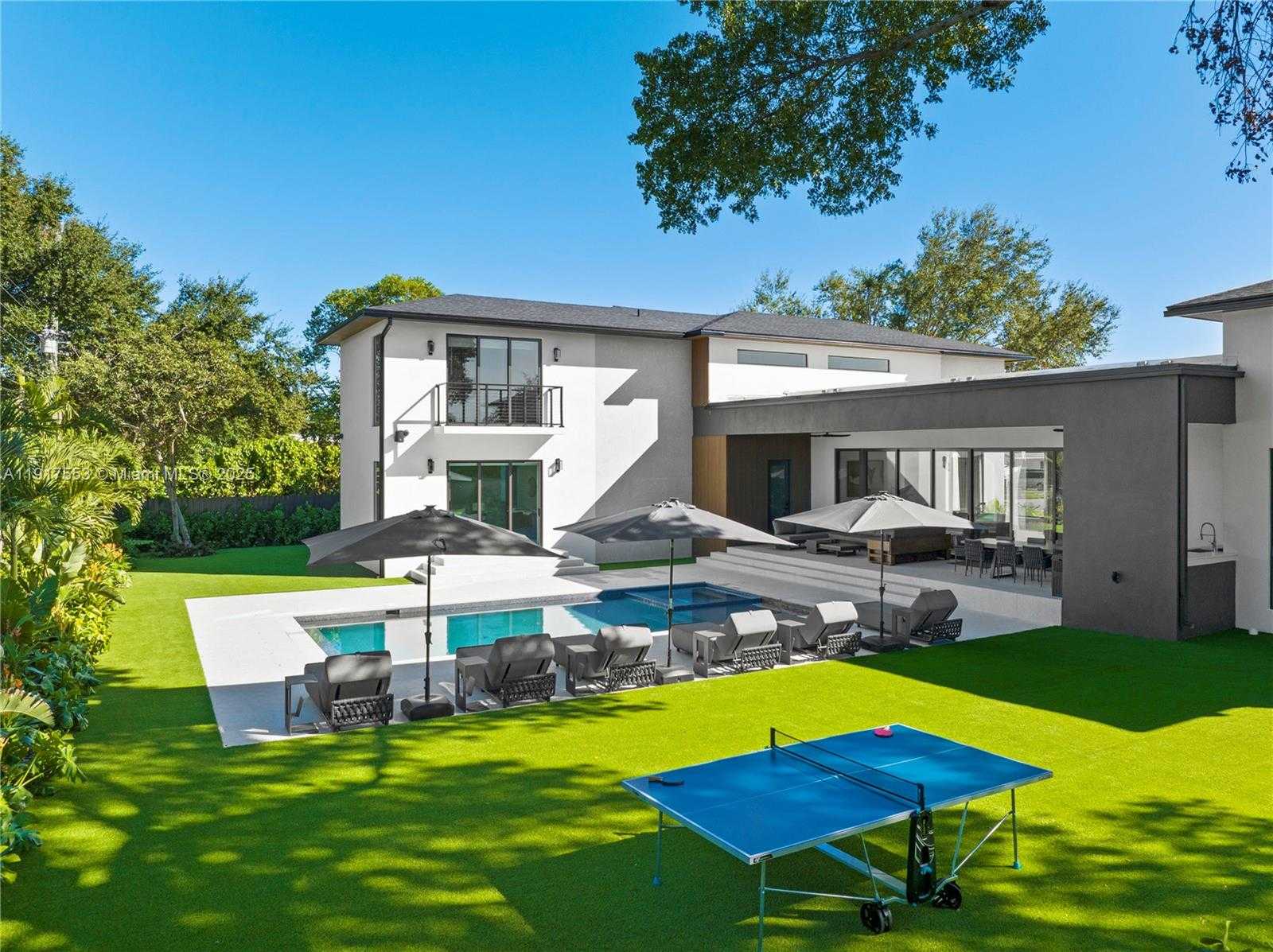 Small Image of 1881 NORTH EAST 196TH TER, Miami Number 4