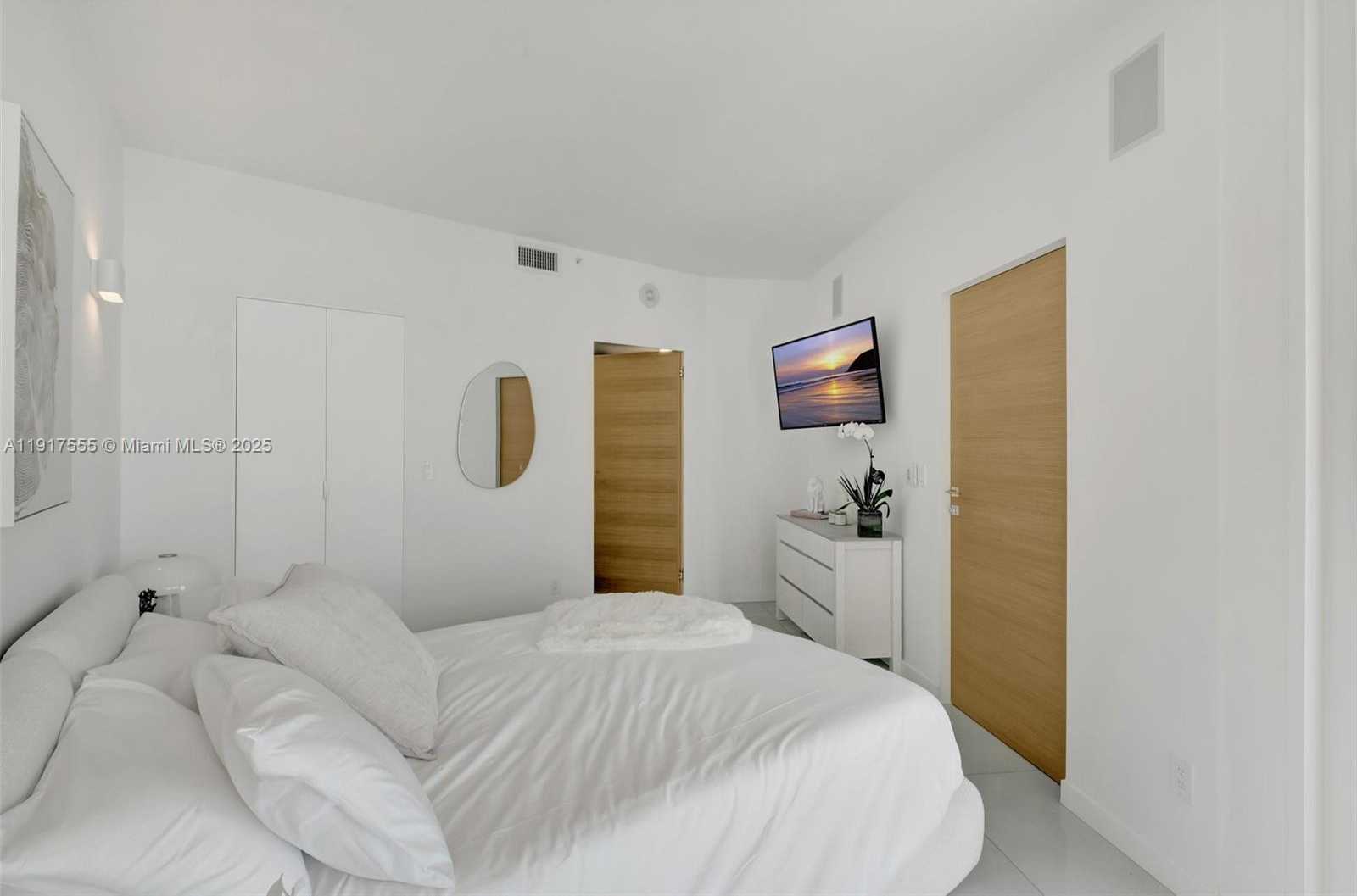 Small Image of 300 SOUTH POINTE DR #2606, Miami Beach Number 10