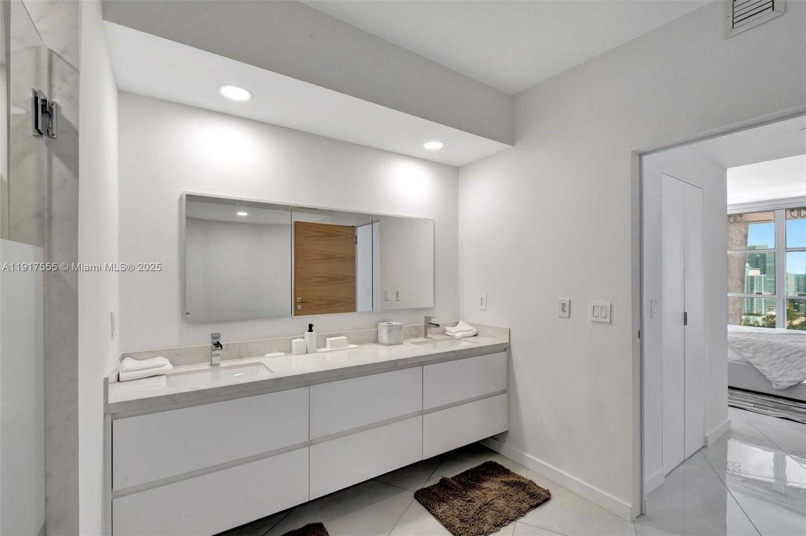 Small Image of 300 SOUTH POINTE DR #2606, Miami Beach Number 13