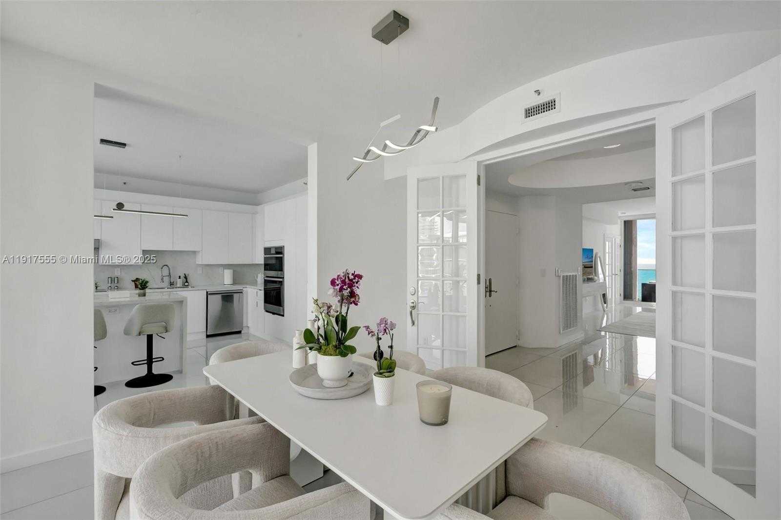 Small Image of 300 SOUTH POINTE DR #2606, Miami Beach Number 3