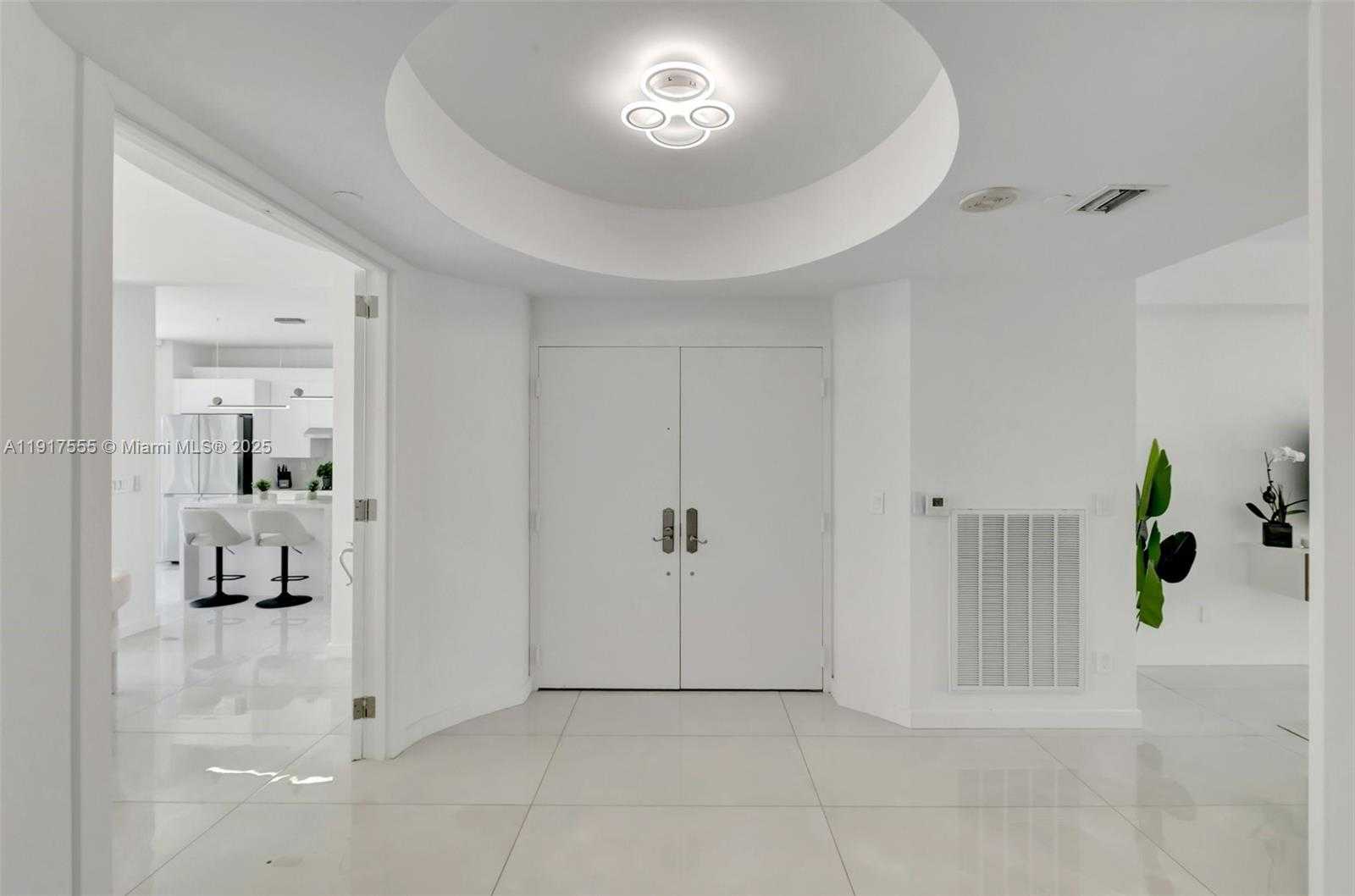 Small Image of 300 SOUTH POINTE DR #2606, Miami Beach Number 5