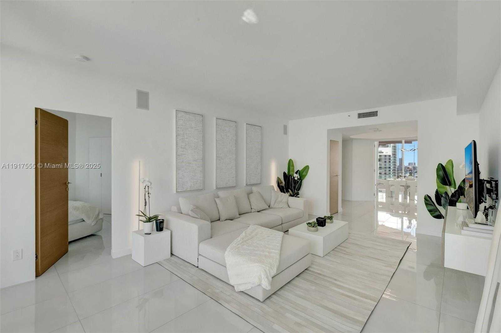 Small Image of 300 SOUTH POINTE DR #2606, Miami Beach Number 8