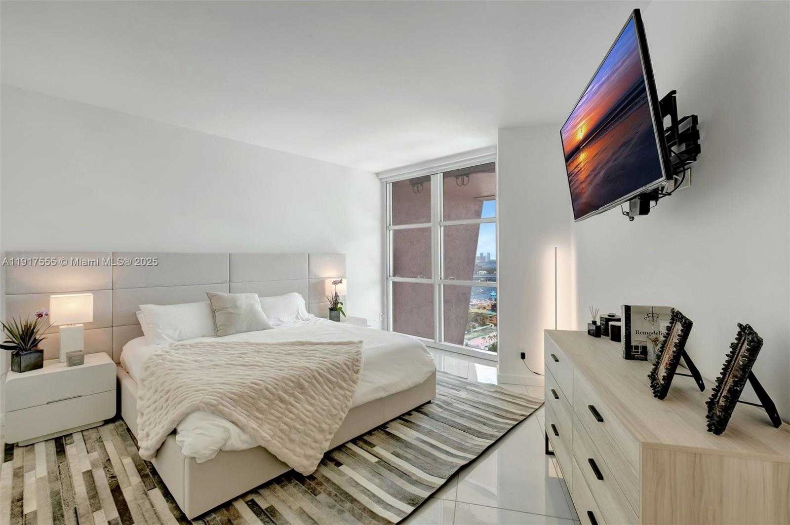 Small Image of 300 SOUTH POINTE DR #2606, Miami Beach Number 9