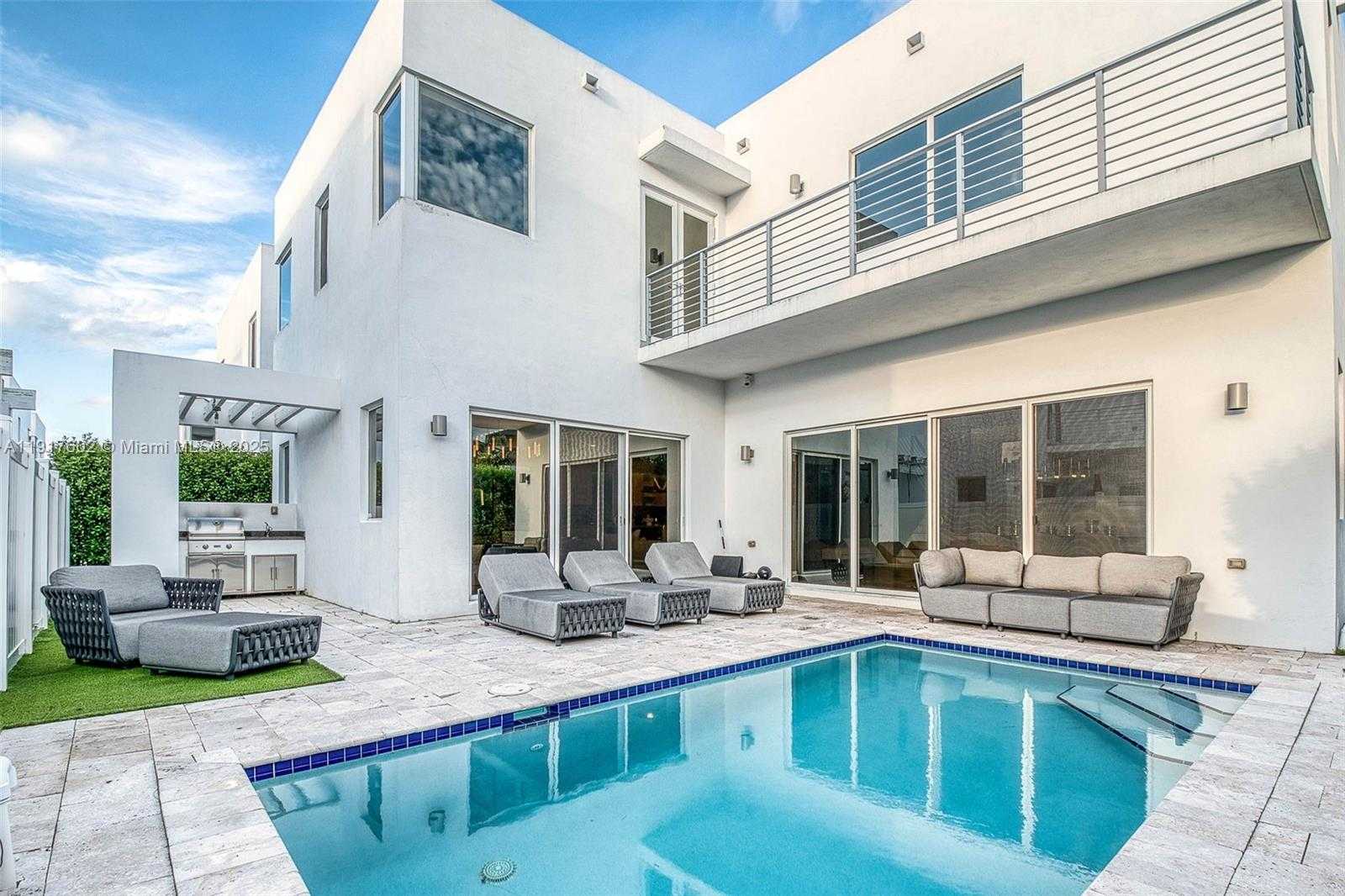 Small Image of 7446 NORTH WEST 99TH CT, Doral Number 3