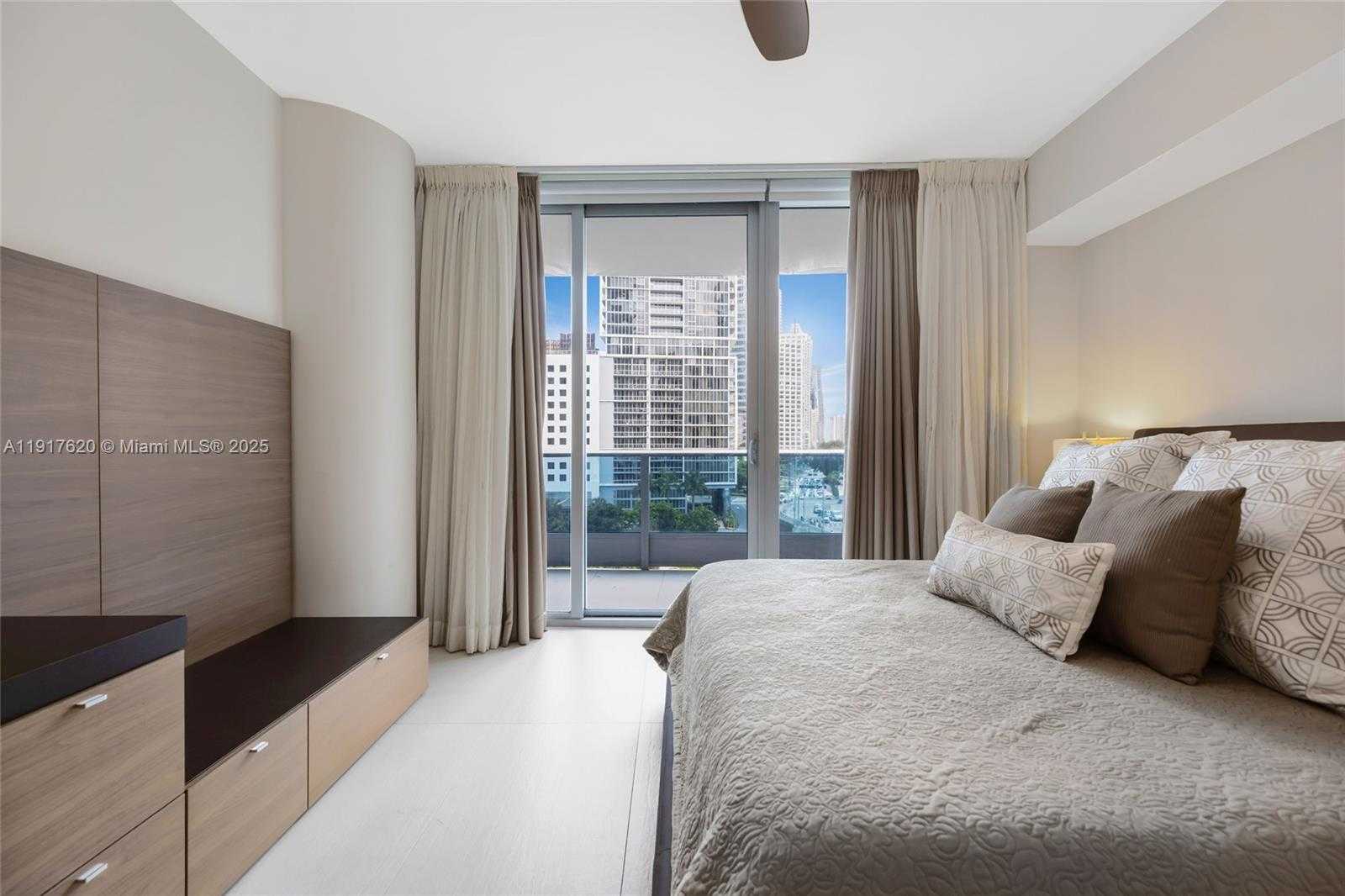 Small Image of 200 BISCAYNE BOULEVARD WAY #504, Miami Number 23