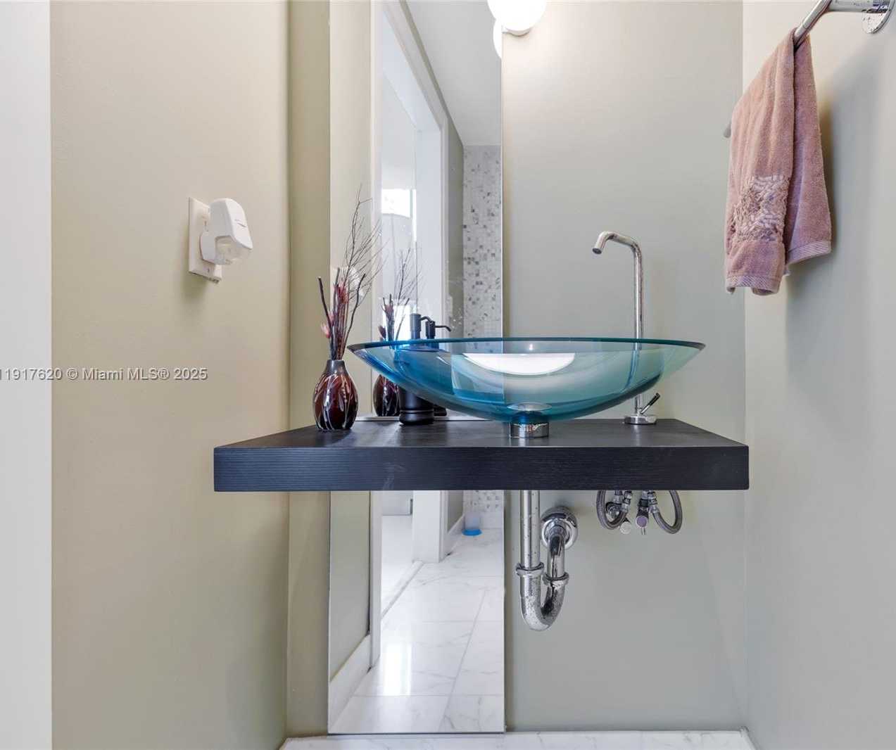 Small Image of 200 BISCAYNE BOULEVARD WAY #504, Miami Number 3