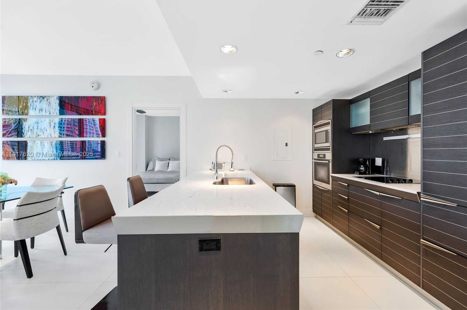 Small Image of 200 BISCAYNE BOULEVARD WAY #504, Miami Number 4