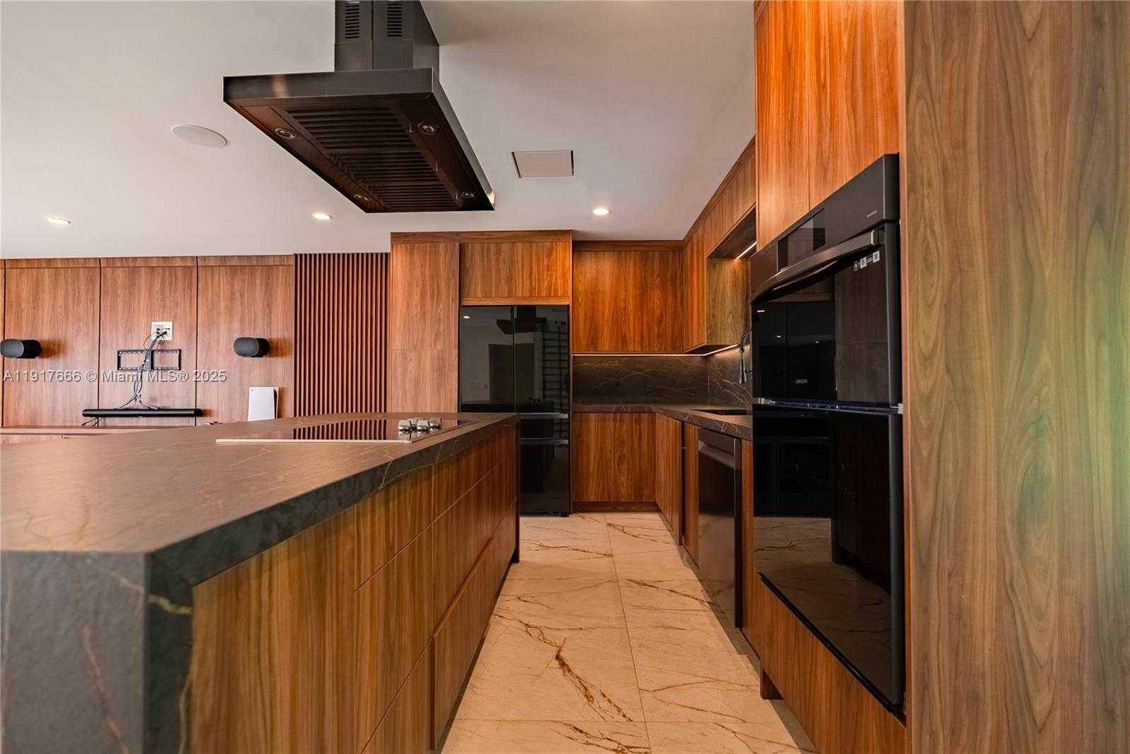 Small Image of 3711 BATTERSEA RD, Miami Number 10