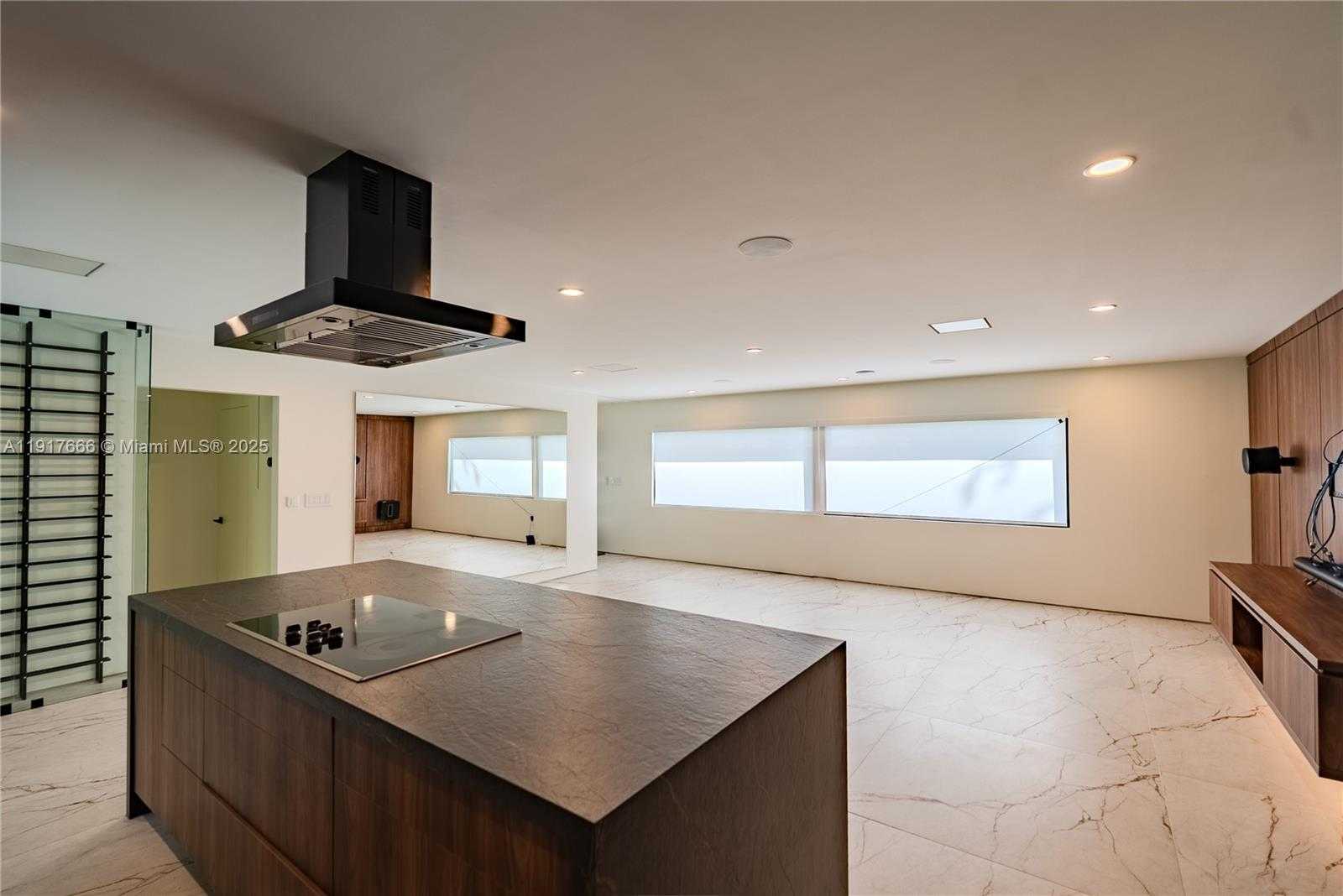 Small Image of 3711 BATTERSEA RD, Miami Number 11