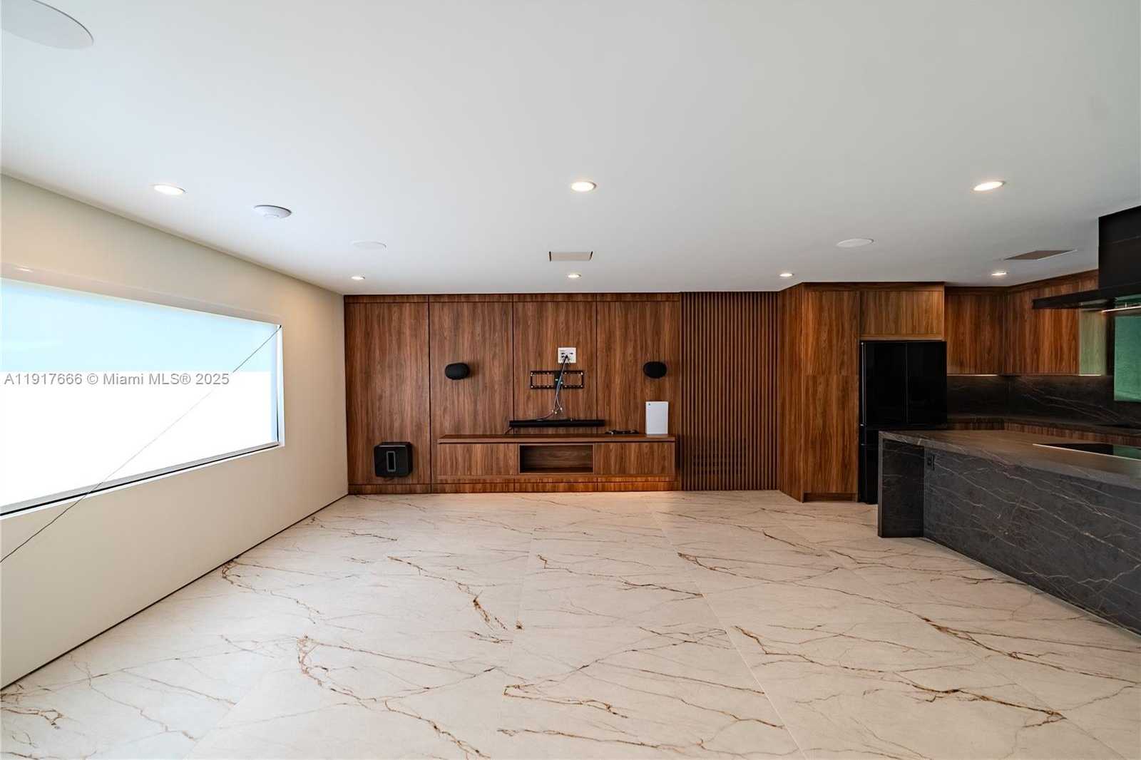 Small Image of 3711 BATTERSEA RD, Miami Number 13