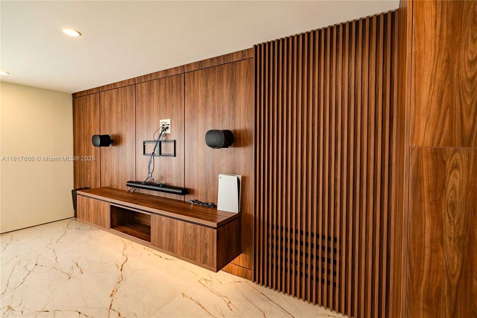 Small Image of 3711 BATTERSEA RD, Miami Number 14