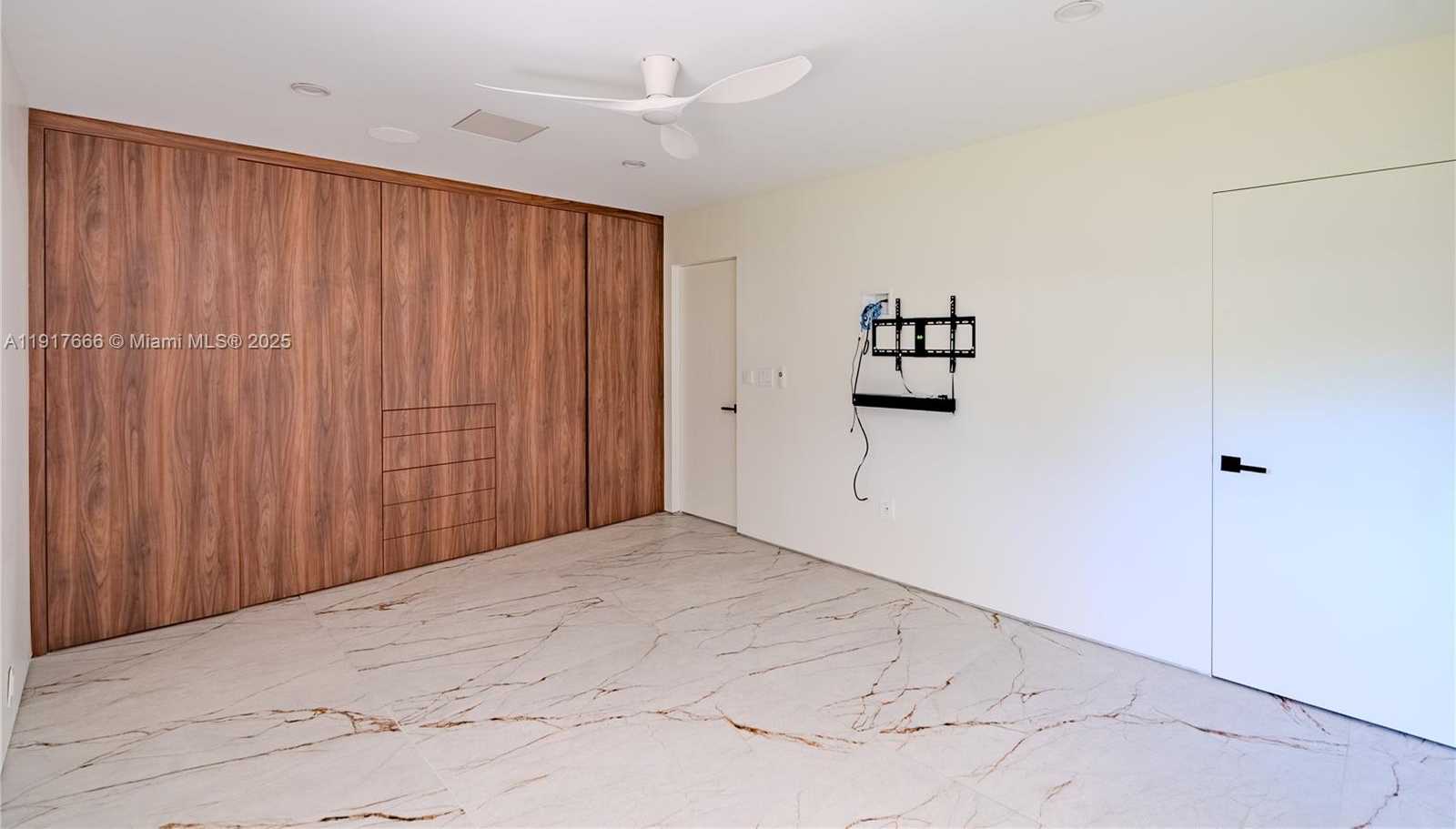 Small Image of 3711 BATTERSEA RD, Miami Number 16