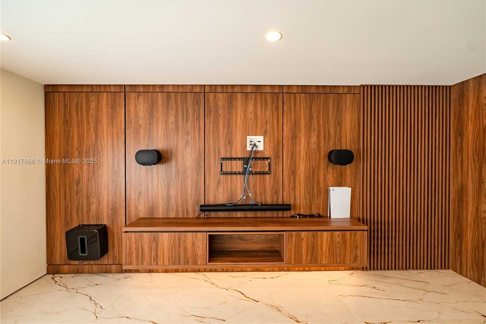 Small Image of 3711 BATTERSEA RD, Miami Number 21