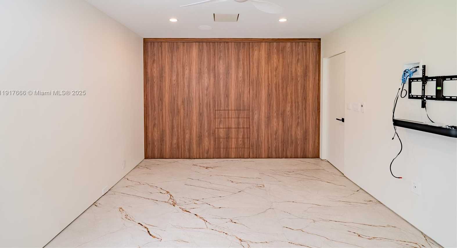 Small Image of 3711 BATTERSEA RD, Miami Number 24