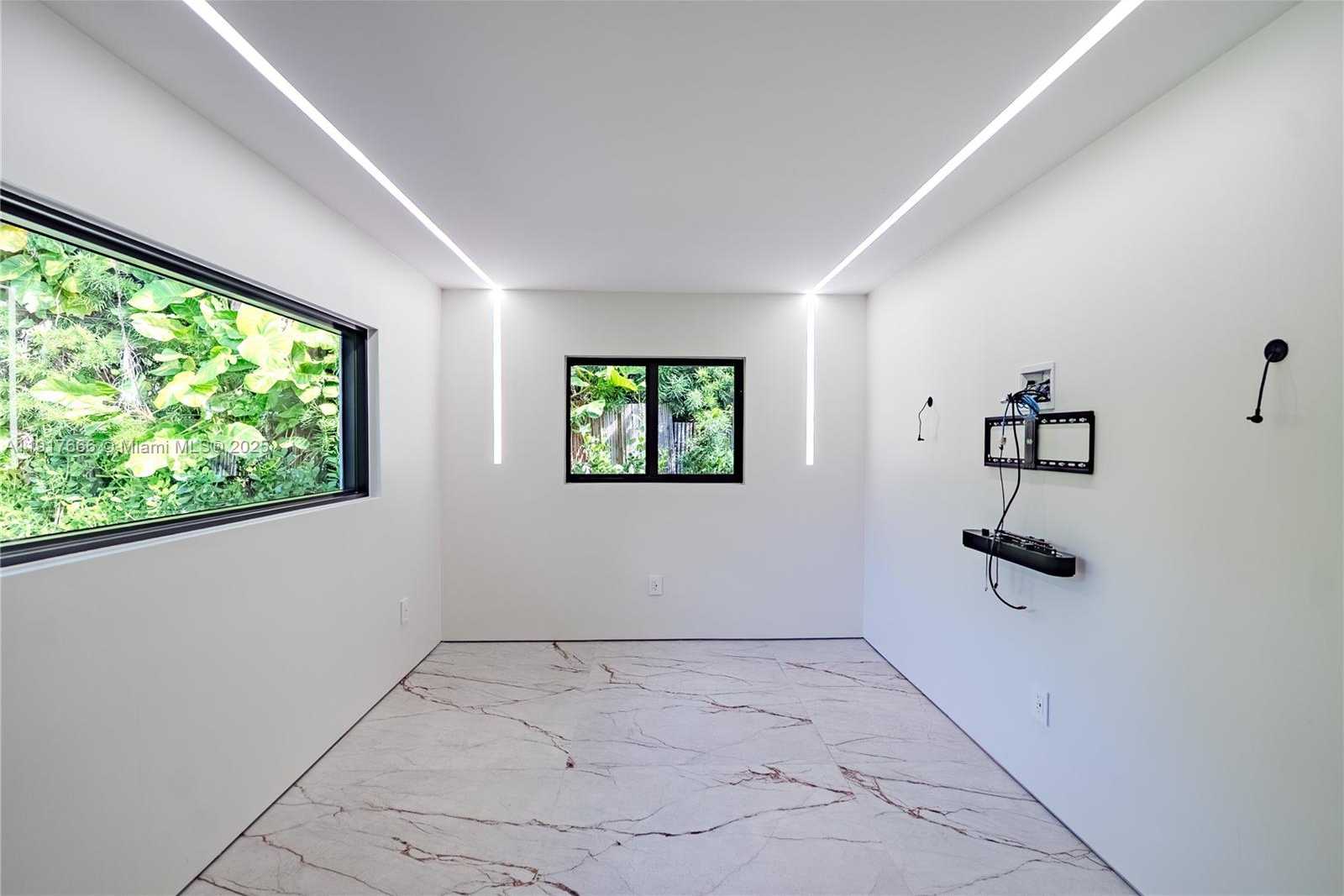 Small Image of 3711 BATTERSEA RD, Miami Number 25