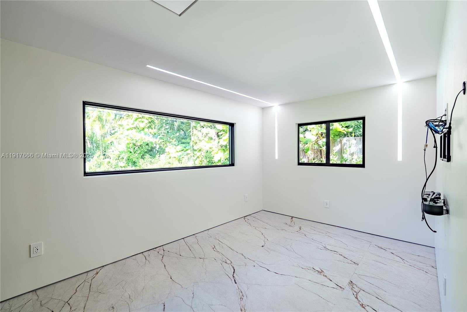 Small Image of 3711 BATTERSEA RD, Miami Number 26