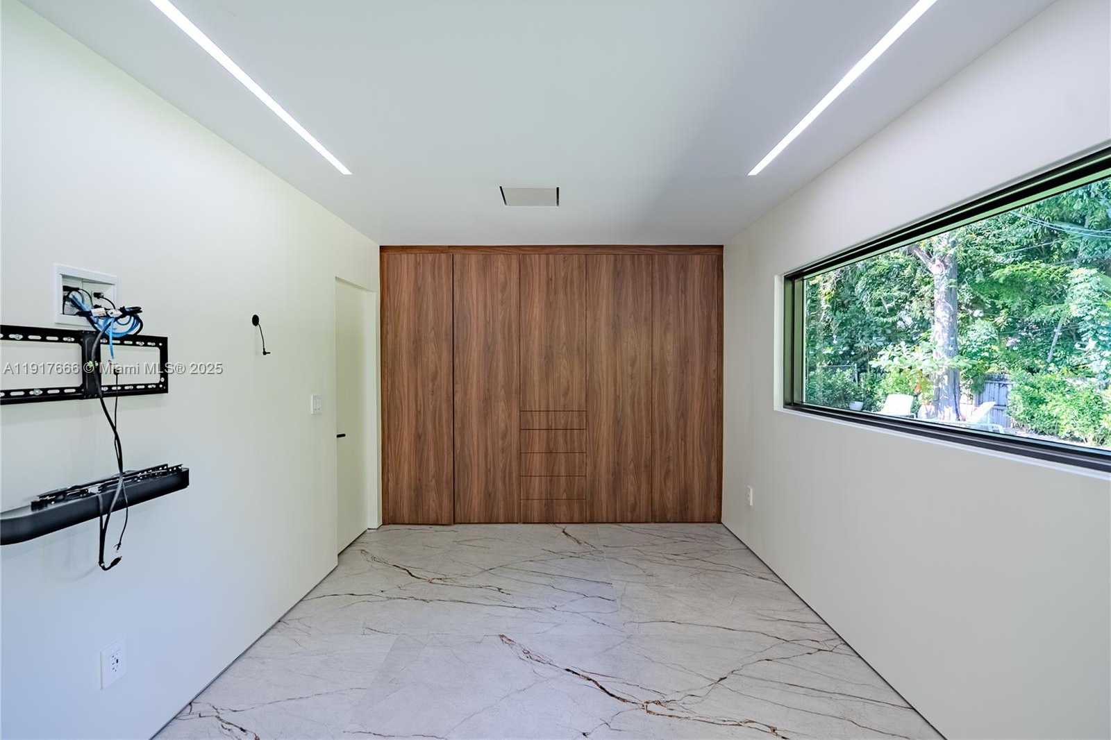 Small Image of 3711 BATTERSEA RD, Miami Number 27