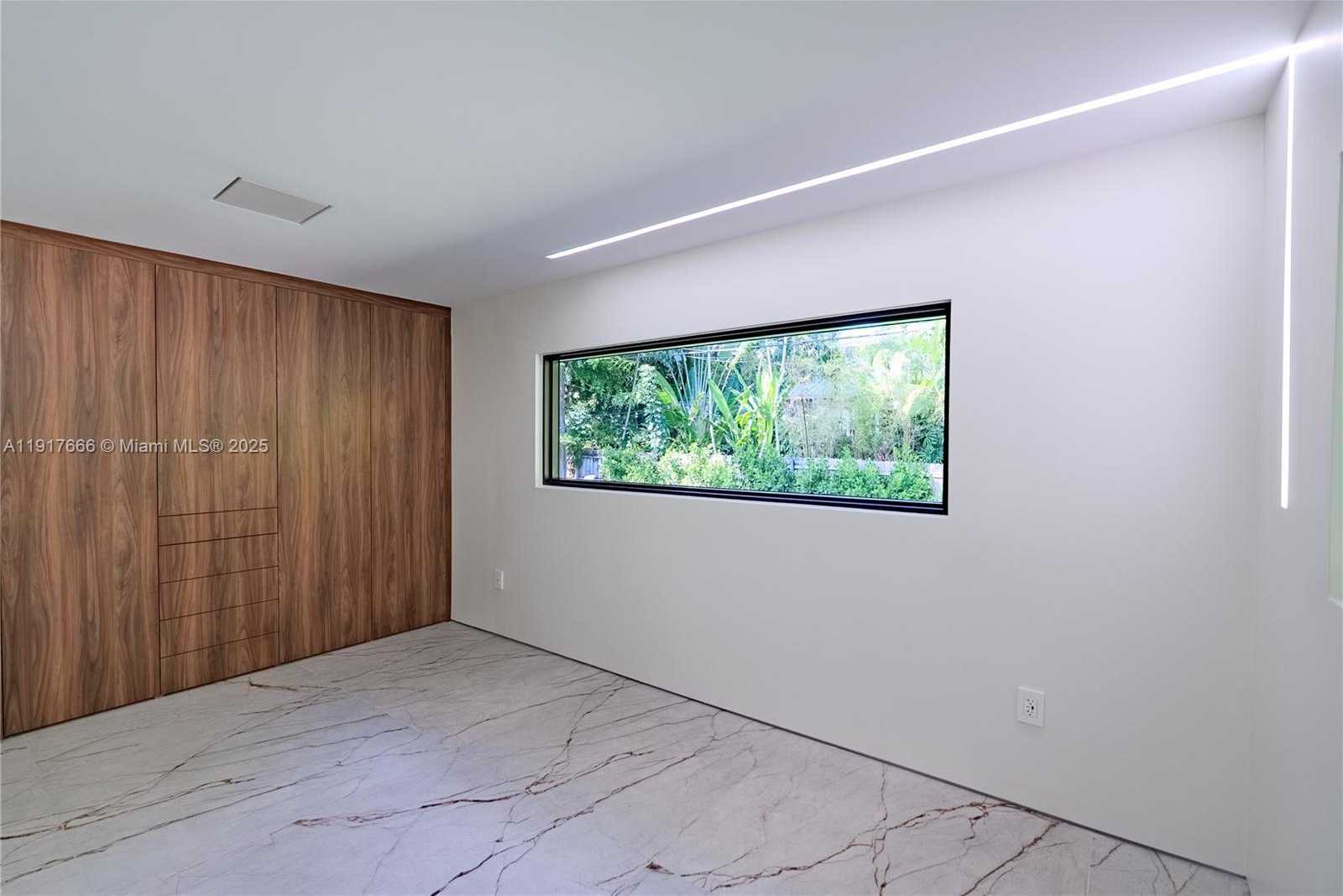 Small Image of 3711 BATTERSEA RD, Miami Number 28