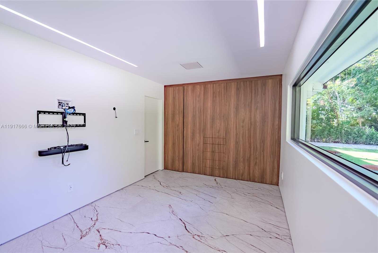 Small Image of 3711 BATTERSEA RD, Miami Number 29