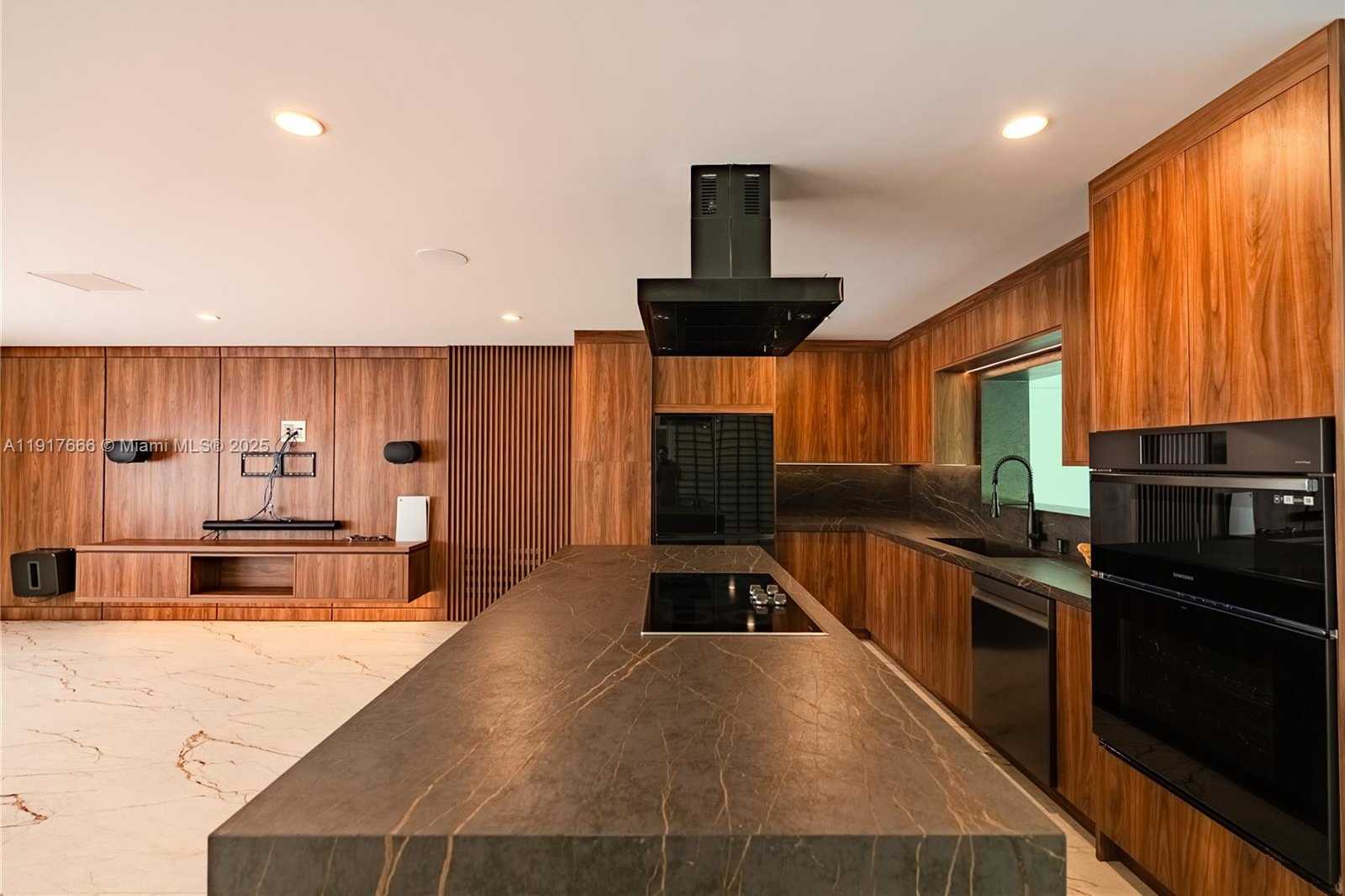 Small Image of 3711 BATTERSEA RD, Miami Number 3