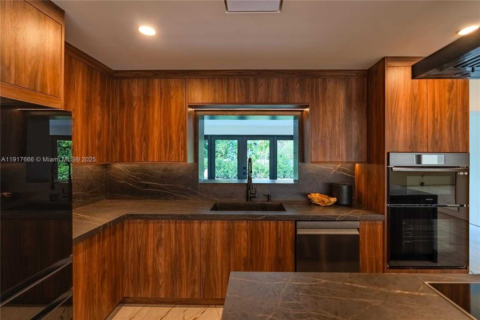 Small Image of 3711 BATTERSEA RD, Miami Number 4