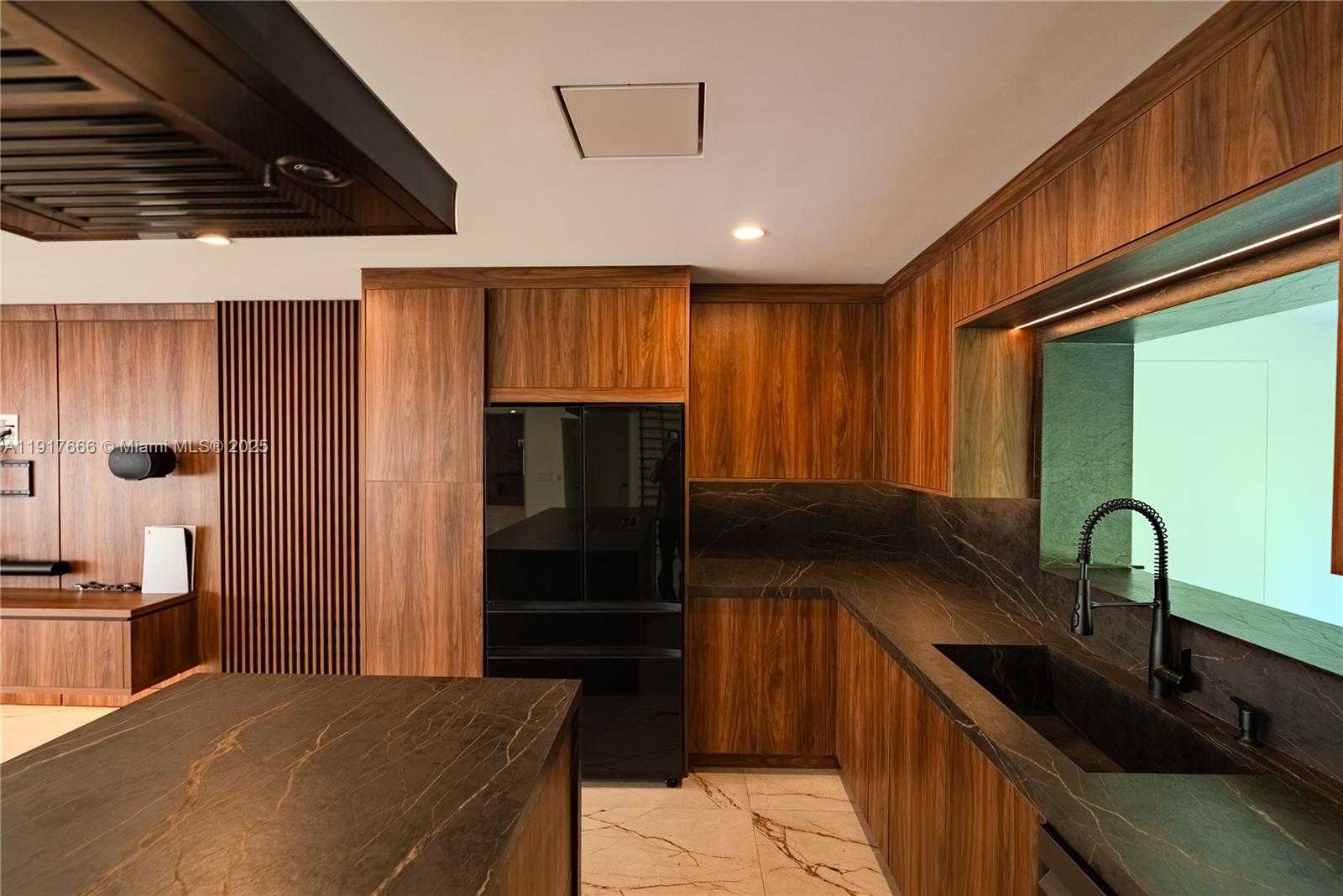 Small Image of 3711 BATTERSEA RD, Miami Number 5