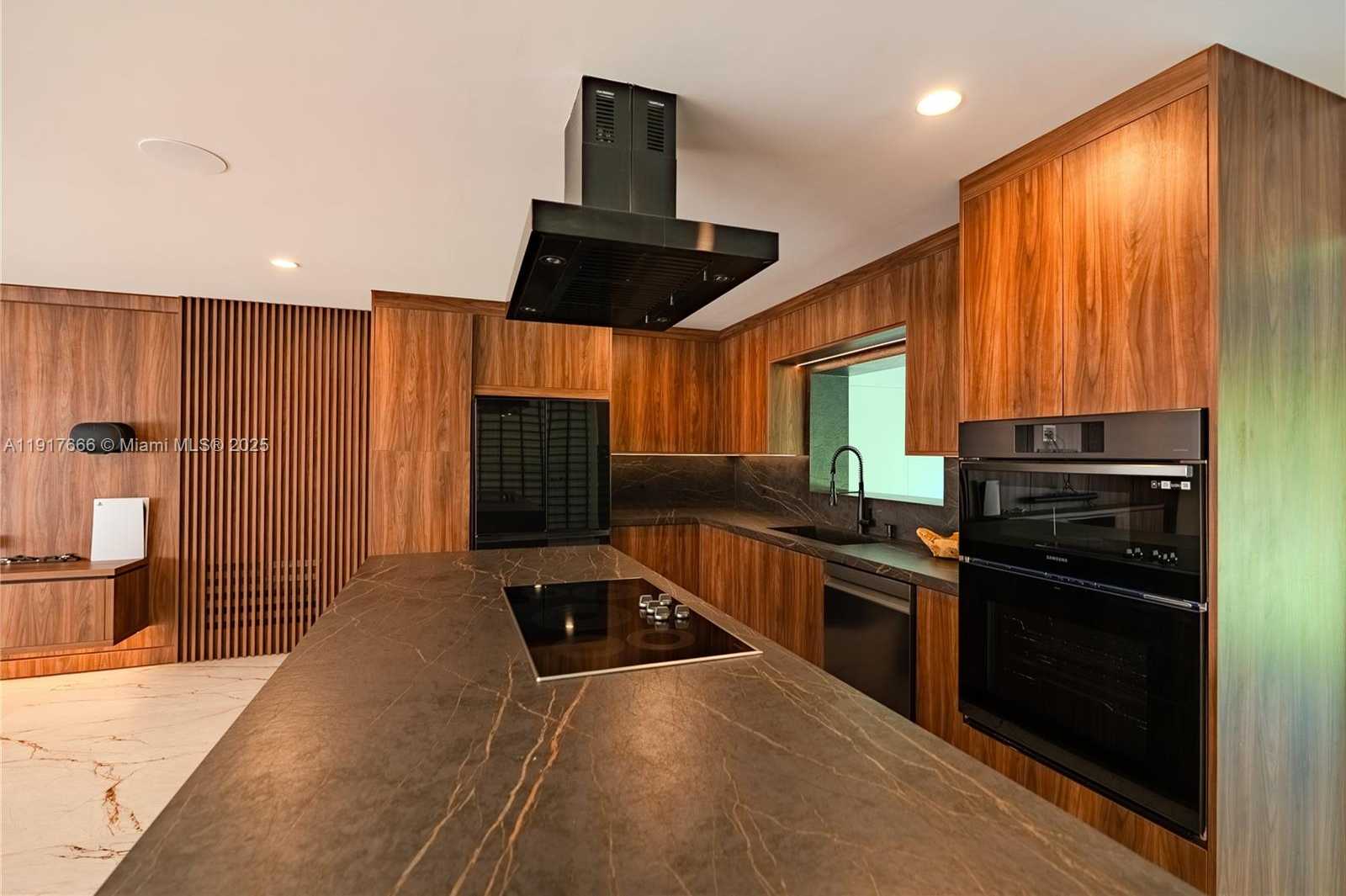 Small Image of 3711 BATTERSEA RD, Miami Number 6