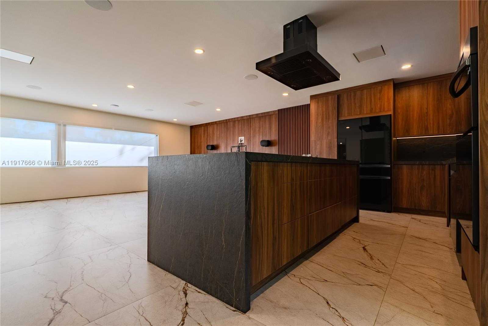 Small Image of 3711 BATTERSEA RD, Miami Number 7