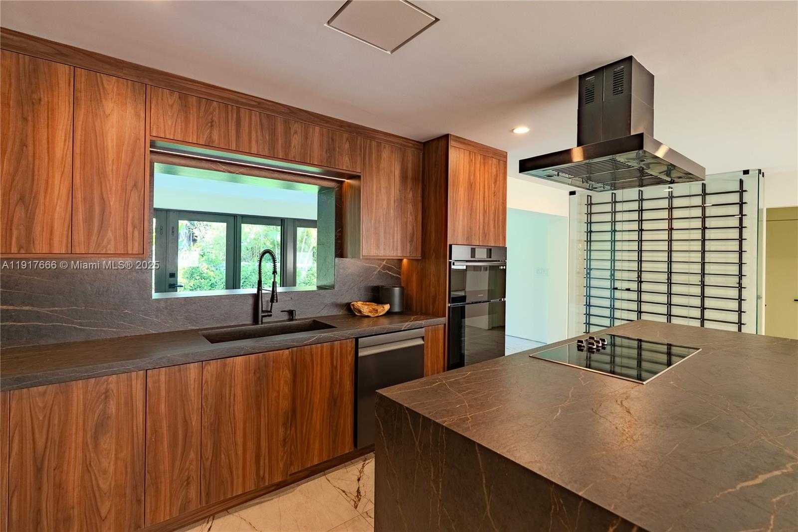 Small Image of 3711 BATTERSEA RD, Miami Number 8