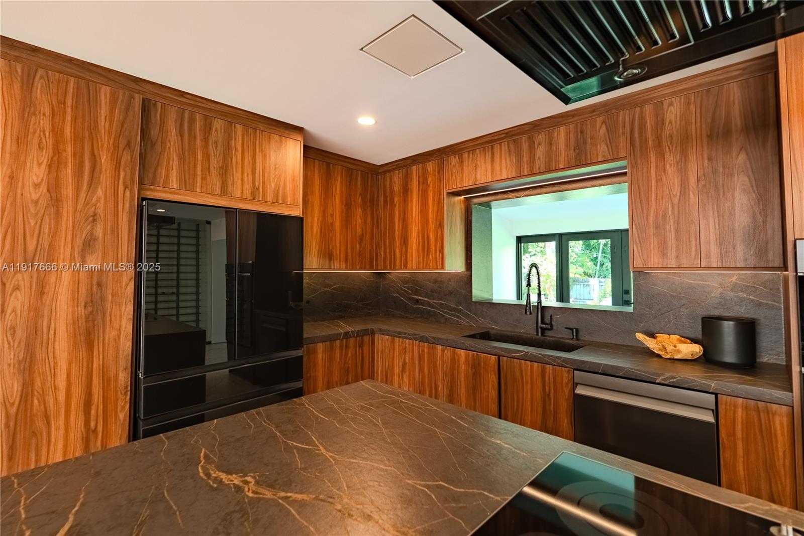 Small Image of 3711 BATTERSEA RD, Miami Number 9