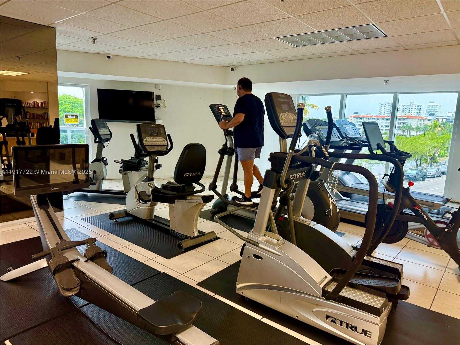 Small Image of 2401 COLLINS AVE #611, Miami Beach Number 60