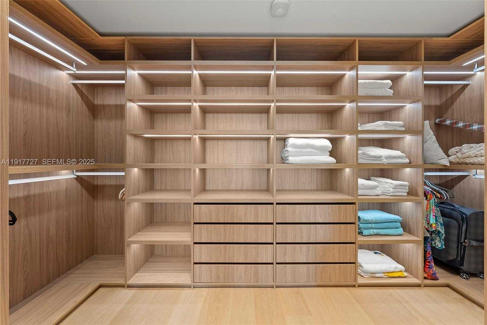 Small Image of 7916 FISHER ISLAND DR #7916, Miami Beach Number 29