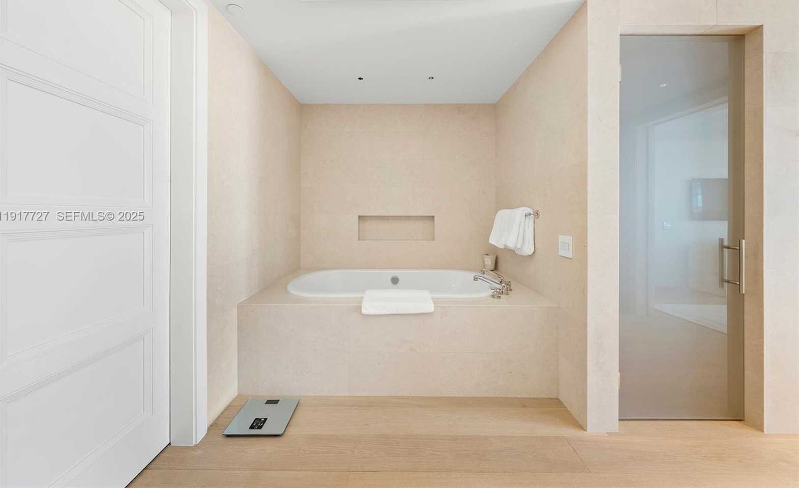 Small Image of 7916 FISHER ISLAND DR #7916, Miami Beach Number 35