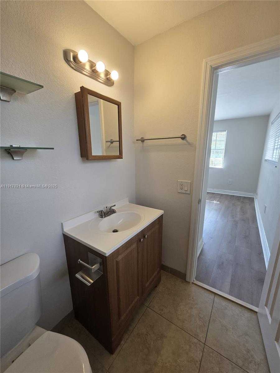 Small Image of 30 PHOENETIA AVE #8, Coral Gables Number 3