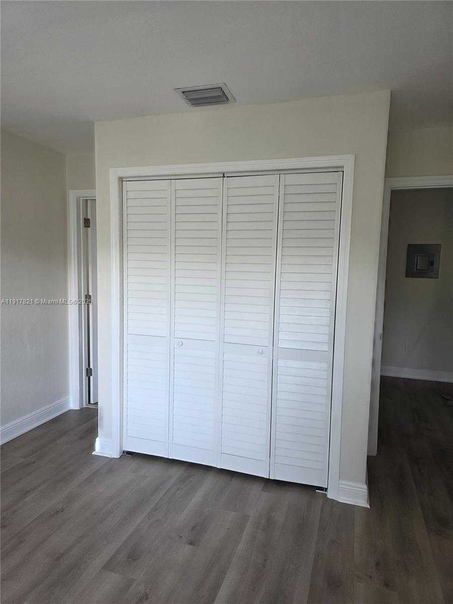 Small Image of 30 PHOENETIA AVE #8, Coral Gables Number 4