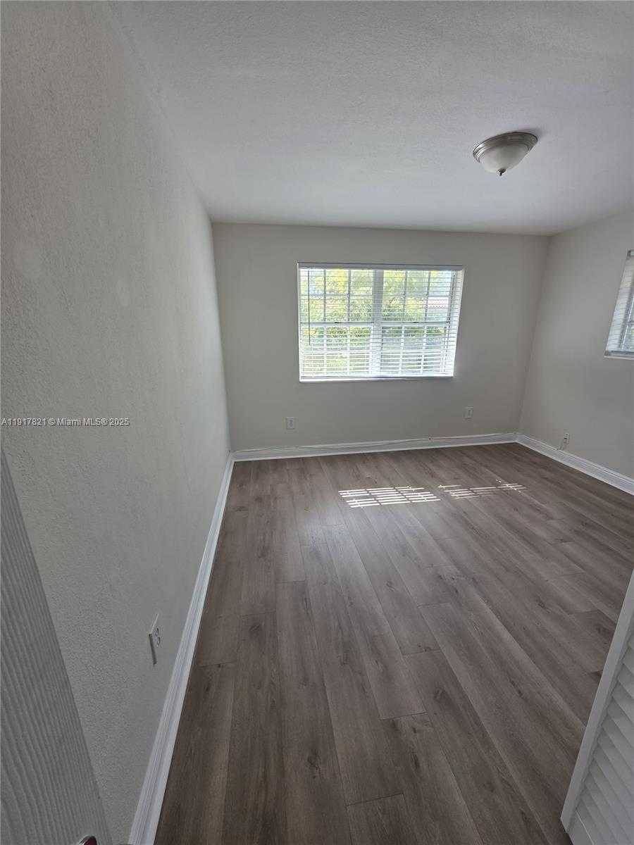 Small Image of 30 PHOENETIA AVE #8, Coral Gables Number 5