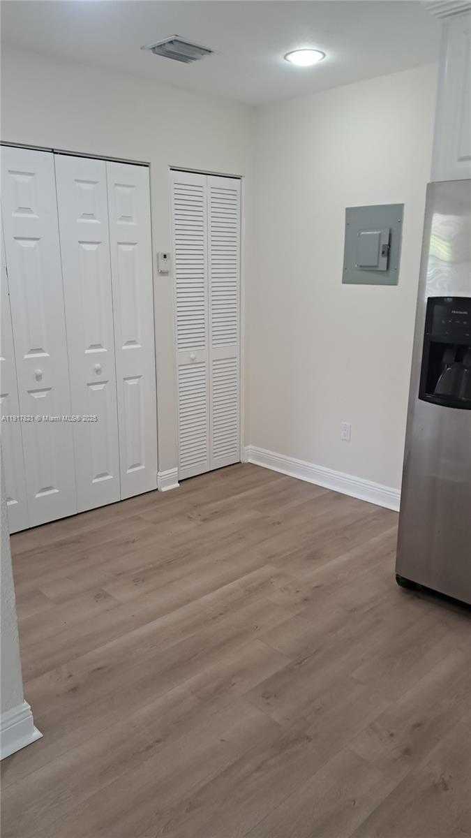 Small Image of 30 PHOENETIA AVE #8, Coral Gables Number 6
