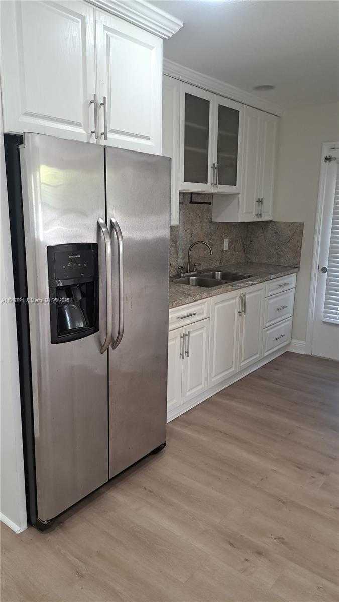 Small Image of 30 PHOENETIA AVE #8, Coral Gables Number 7