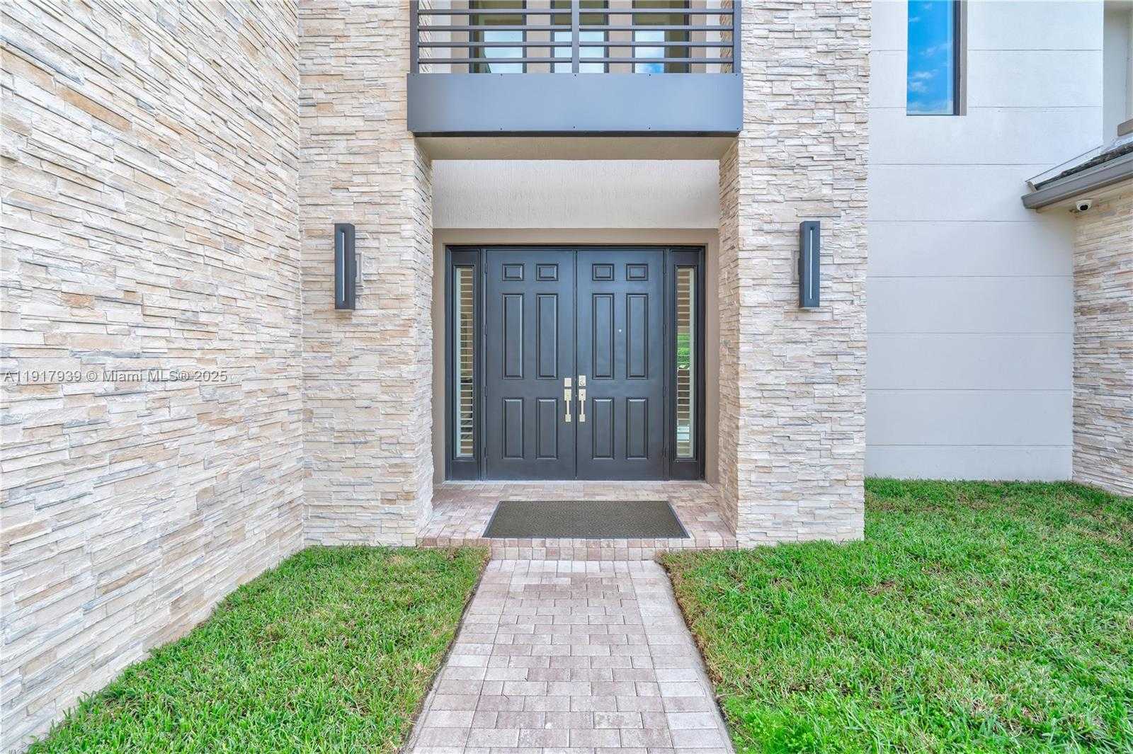 Small Image of 14820 MILLSTONE RANCHES DR, Davie Number 4