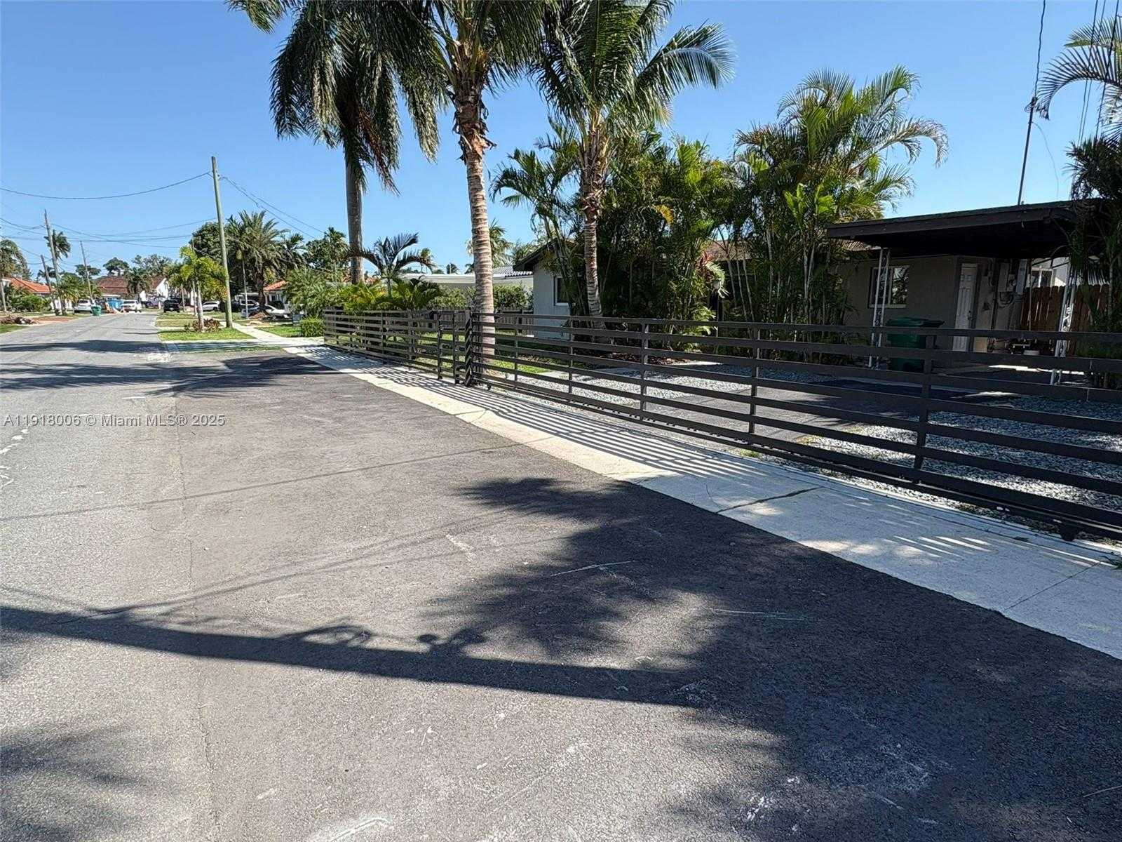 Small Image of 963 NAUTILUS ISLE, Dania Beach Number 2