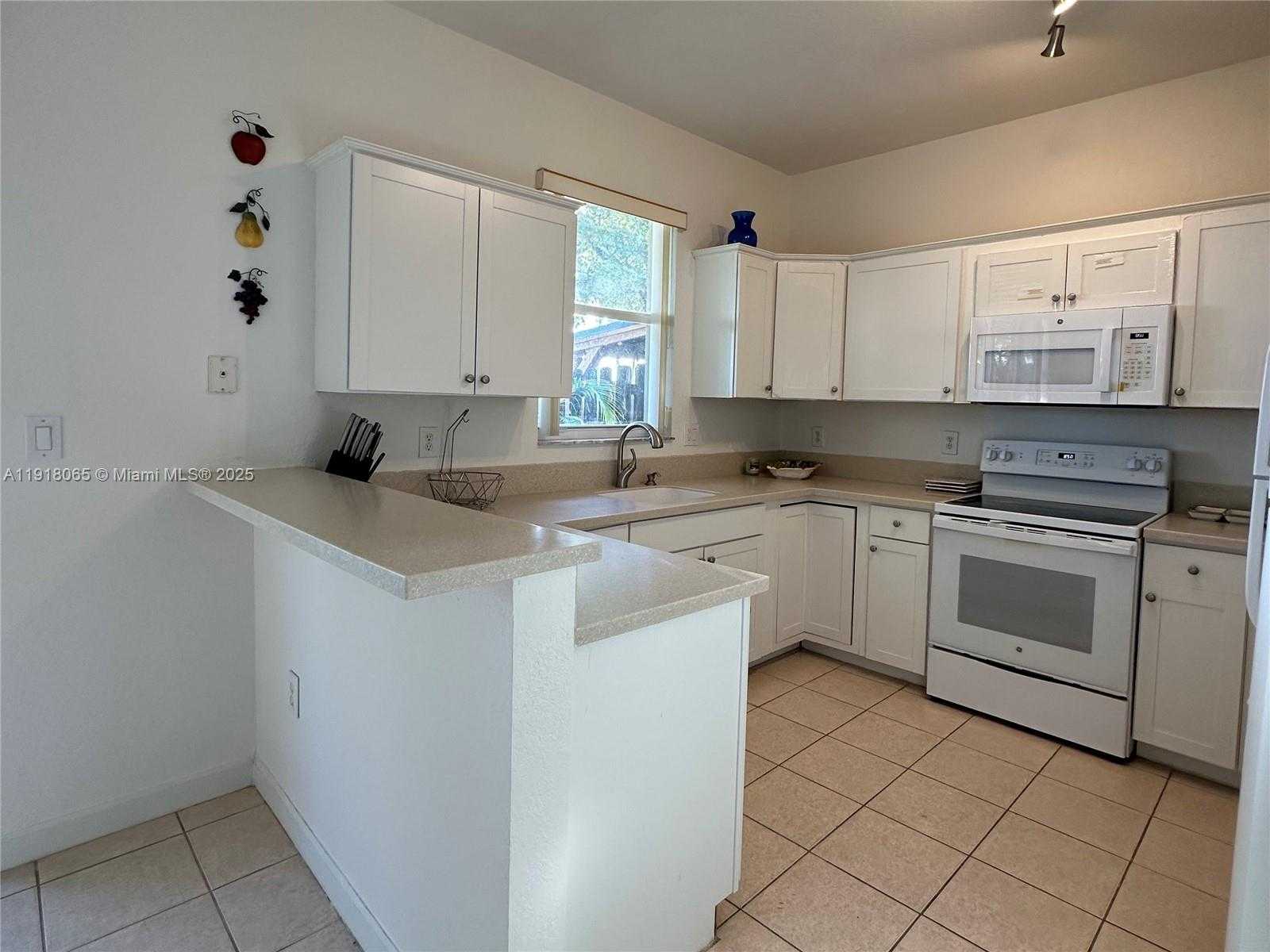 Small Image of 13261 SOUTH WEST 127TH CT, Miami Number 8