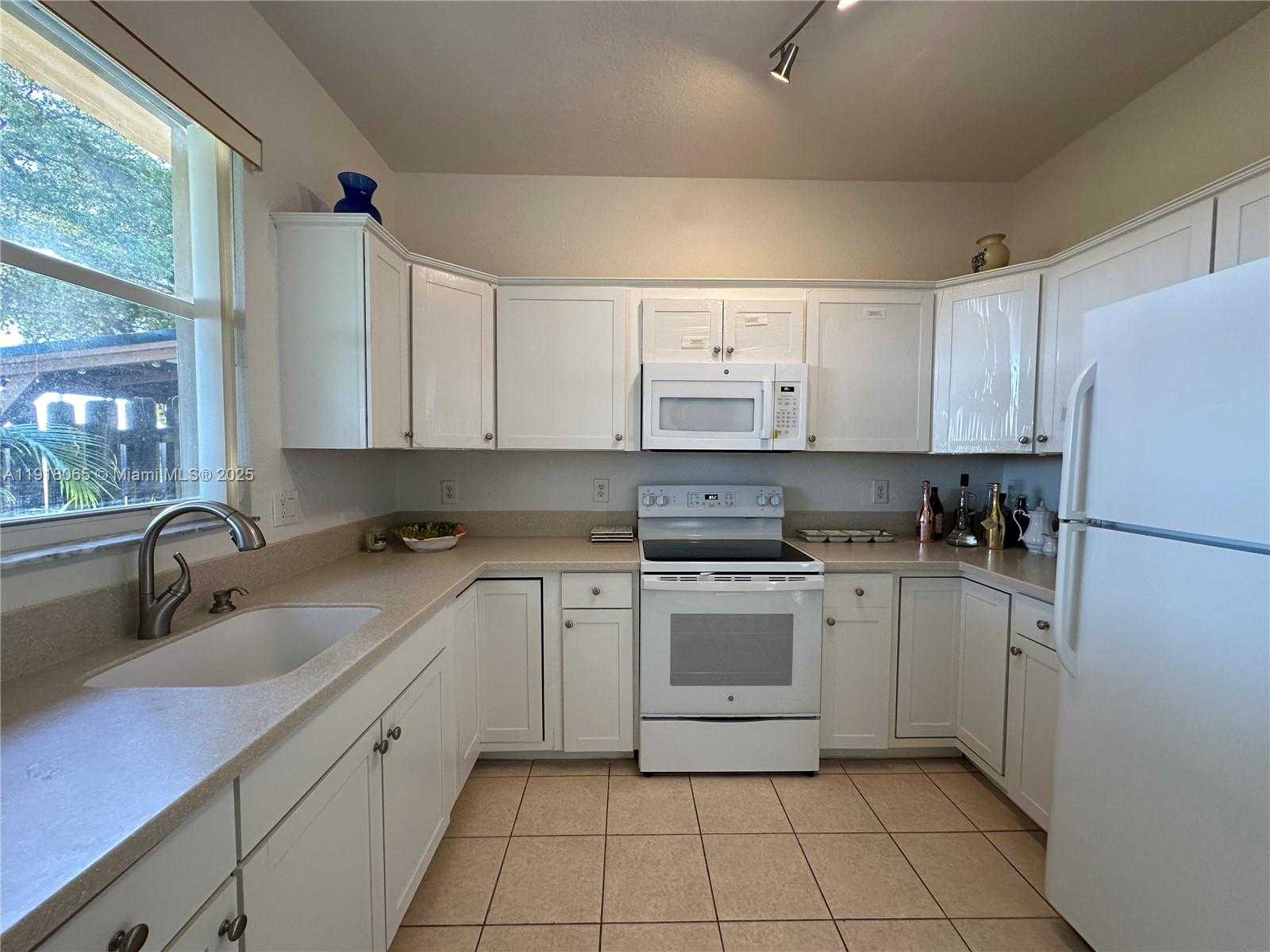 Small Image of 13261 SOUTH WEST 127TH CT, Miami Number 9