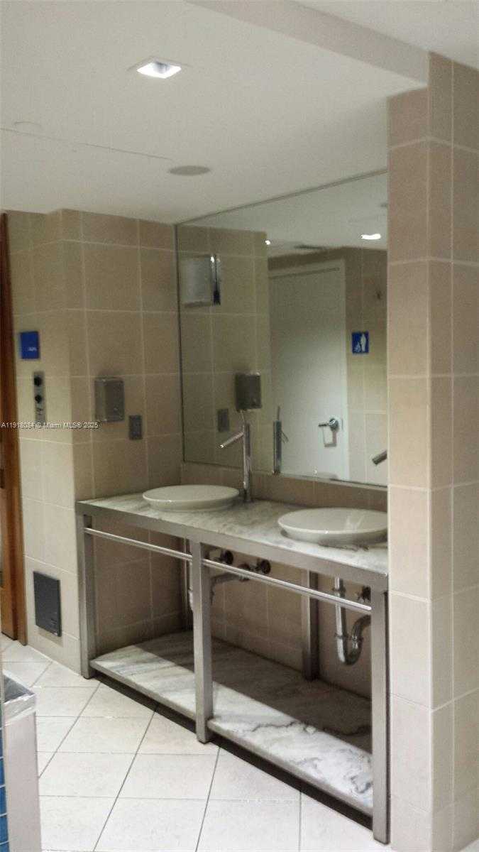 Small Image of 325 SOUTH BISCAYNE BLVD #921, Miami Number 17