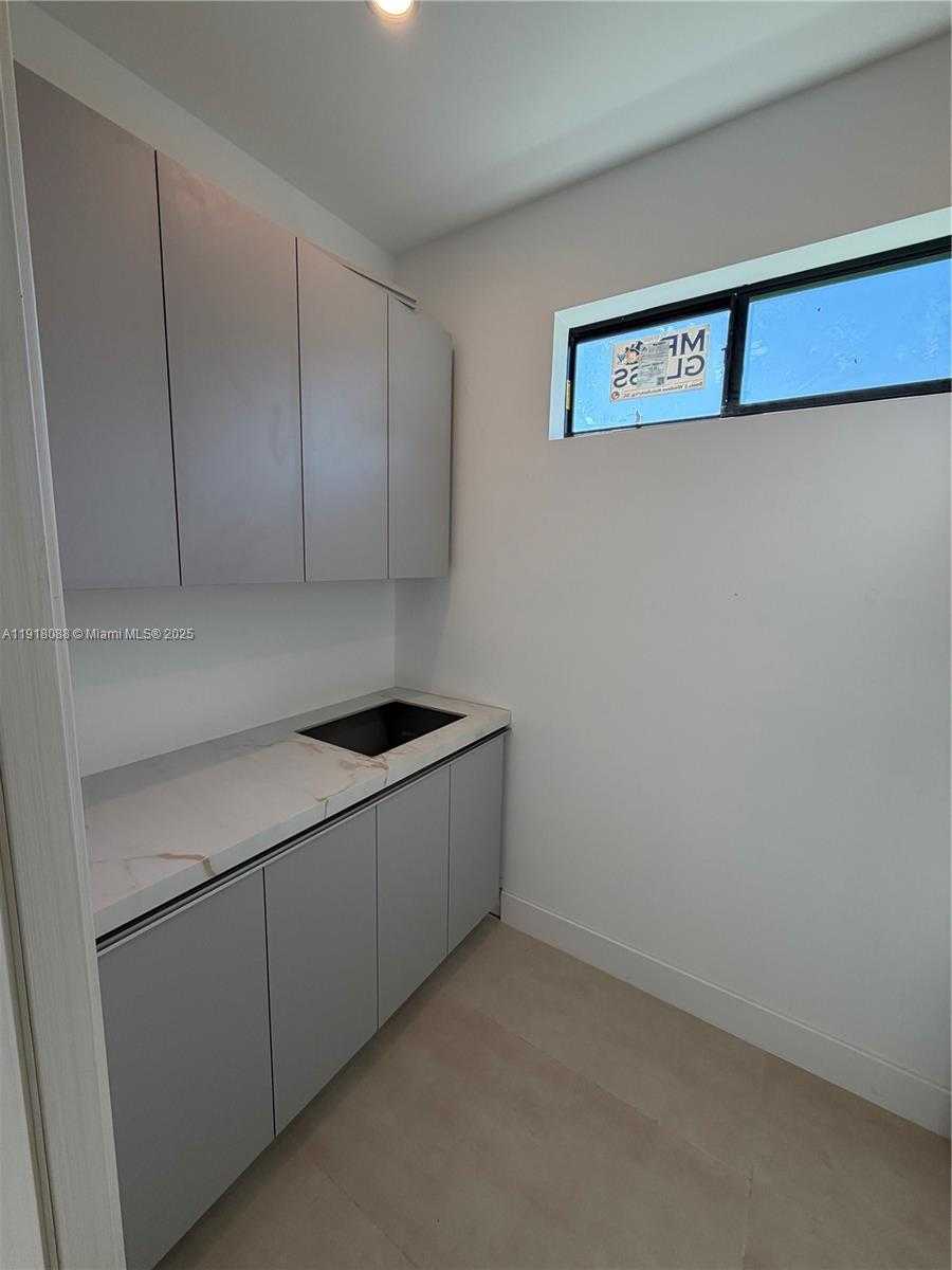 Small Image of 1321 NE 13TH AVE, Fort Lauderdale Number 3